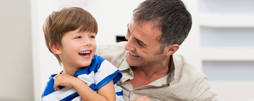 Padre y niño que toma Isosource Junior